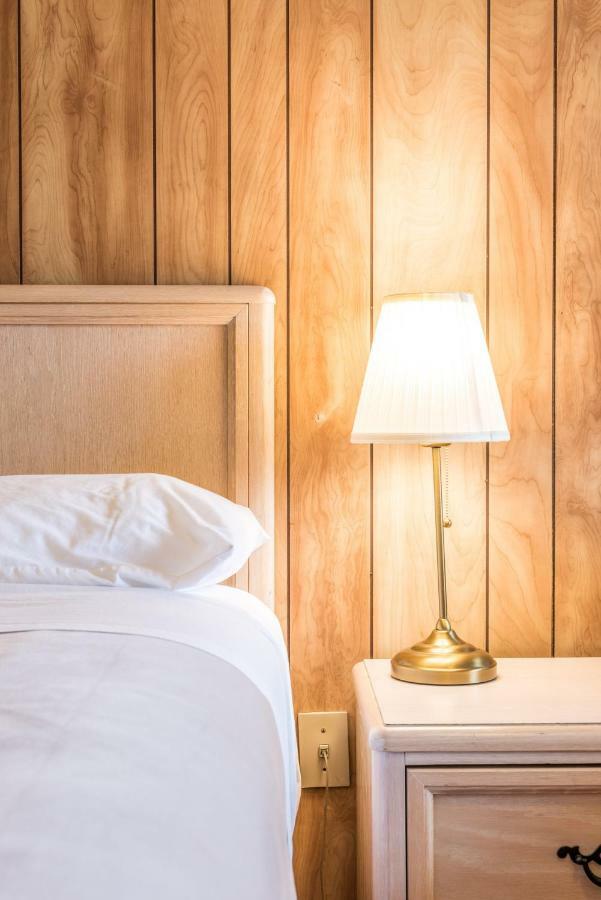 Lake City Motel Дартмут Экстерьер фото