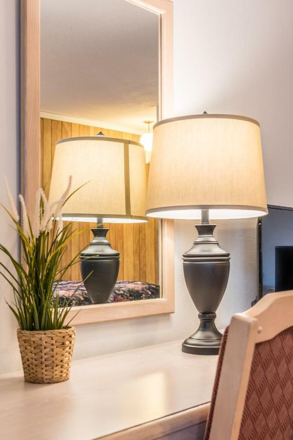 Lake City Motel Дартмут Экстерьер фото